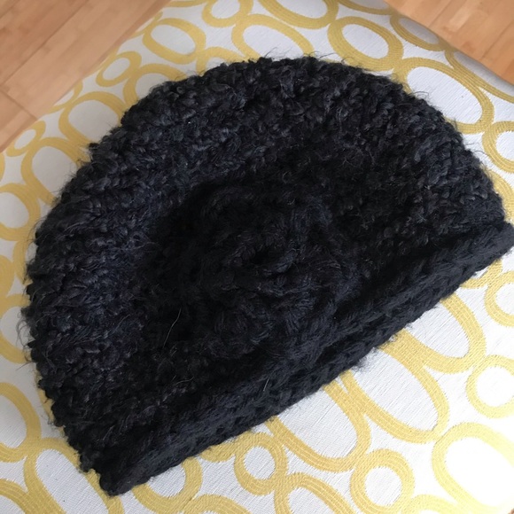 Hand knitted soft wool hat with flower - Picture 3 of 3
